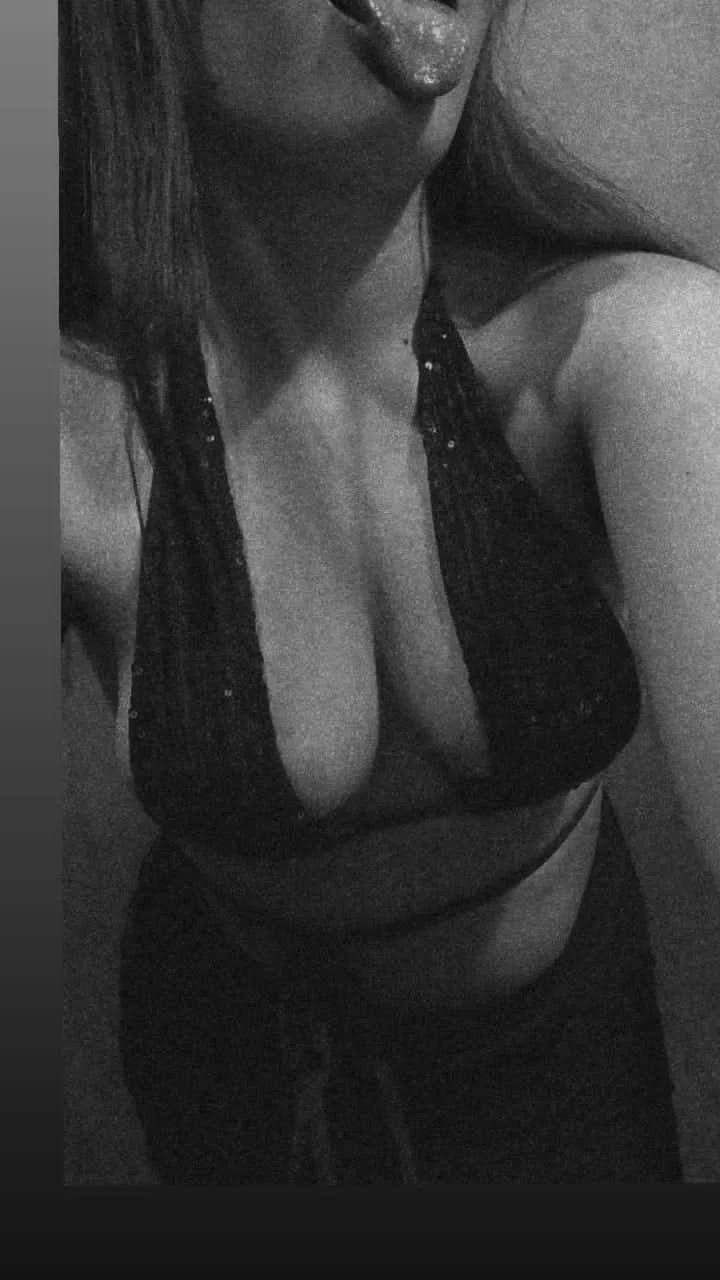 pendeja tetona me chupa la pija en una quinta image 2