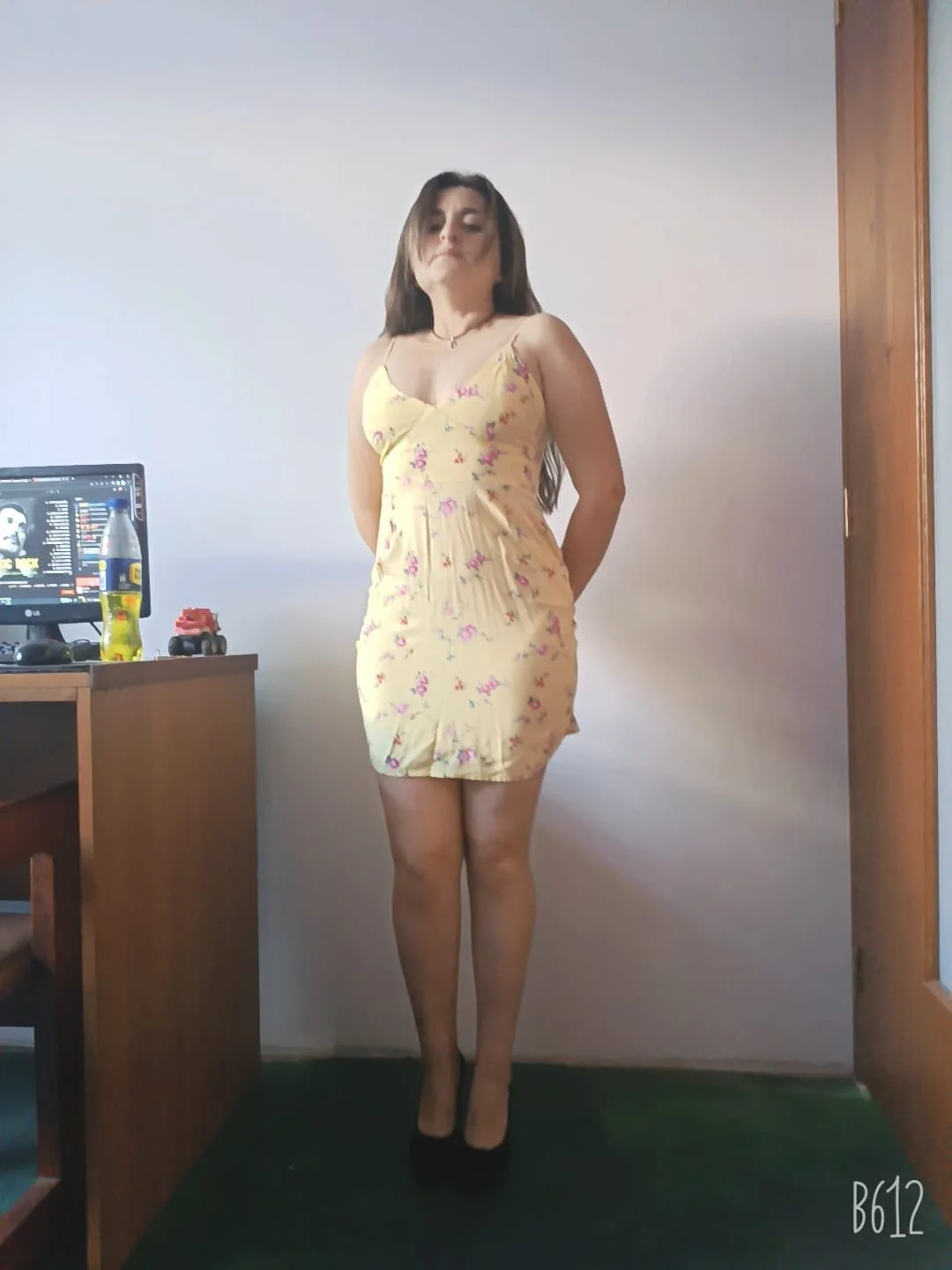 A esta puta madura le gusta que la exhiba image 4
