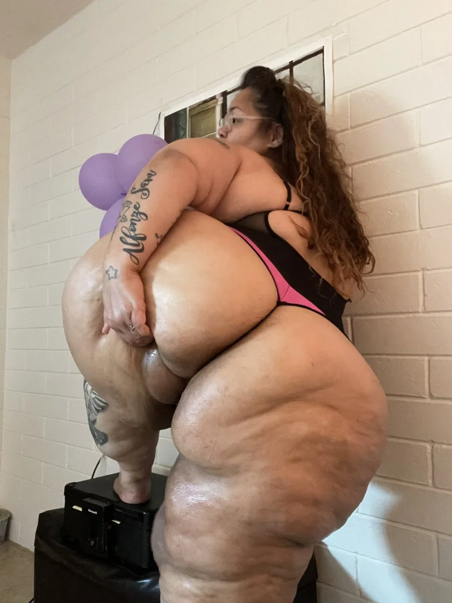 Latina SSBBW Goddess image 12