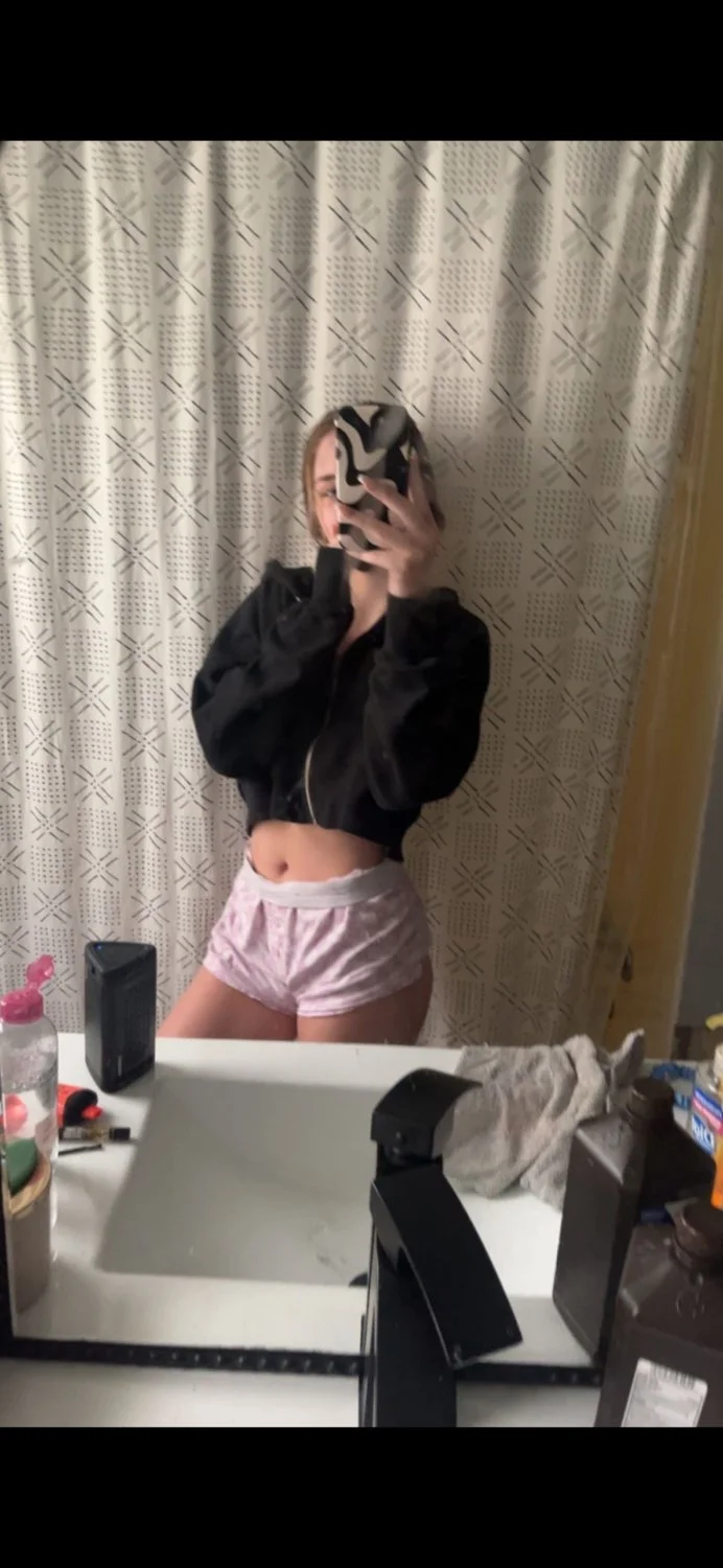 risking my 18yo gf like a slut for any BBC to use, would u fuck her? image 15