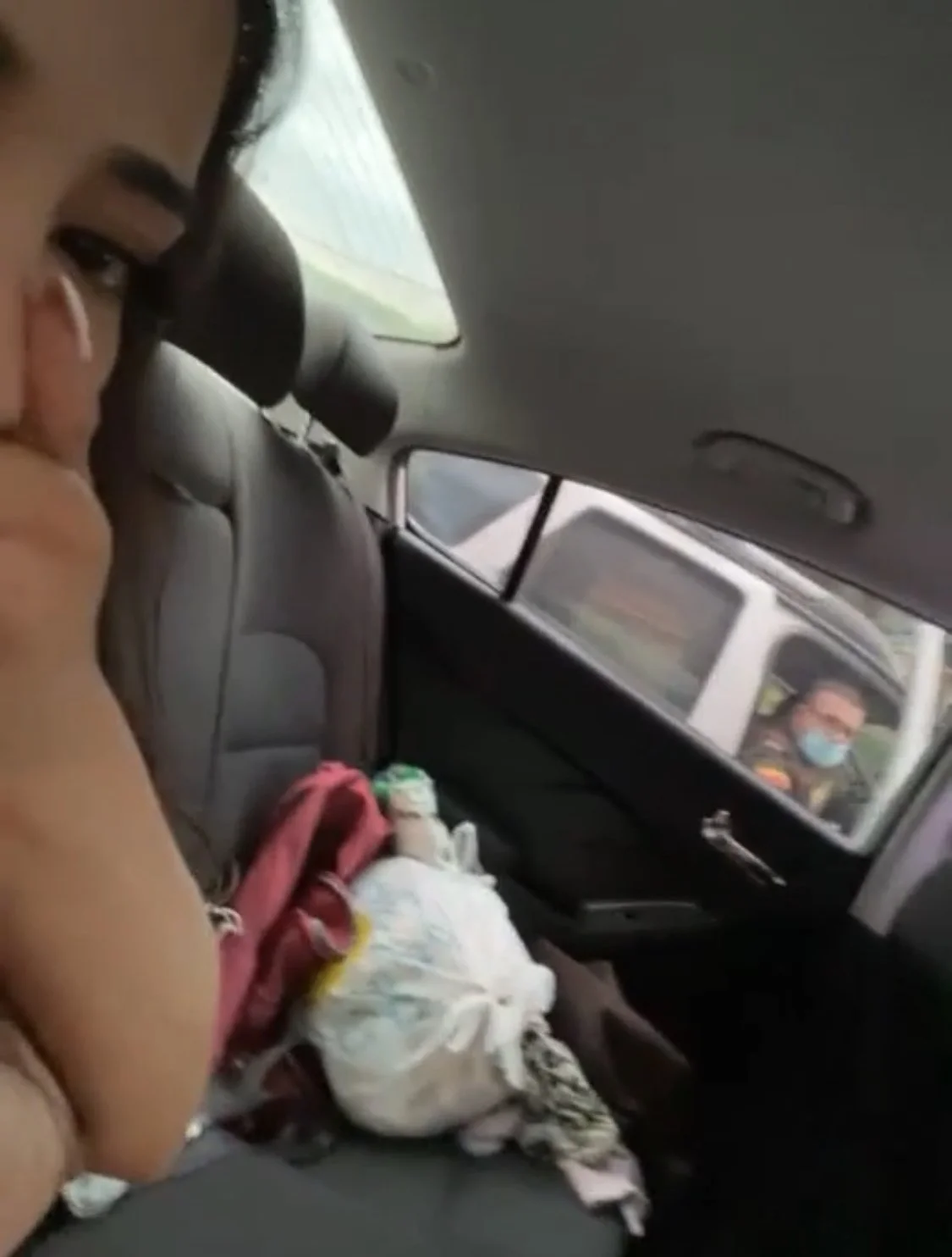 Buenísima putita colombiana se masturba en el auto y es pilladas por la policia image 1