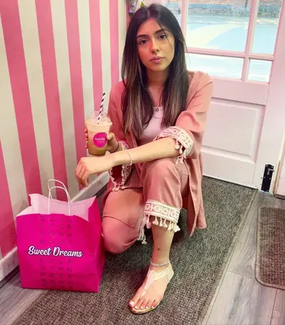 Holy moly!!! This indian paki bengali is horny and decides to twerk in a dessert shop! cover image
