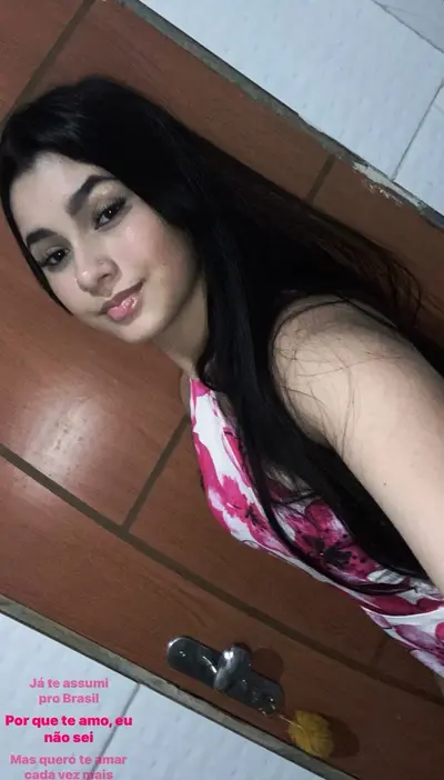 Vazou fotos de novinha gostosa mostrando sua bucetinha virgem cover image