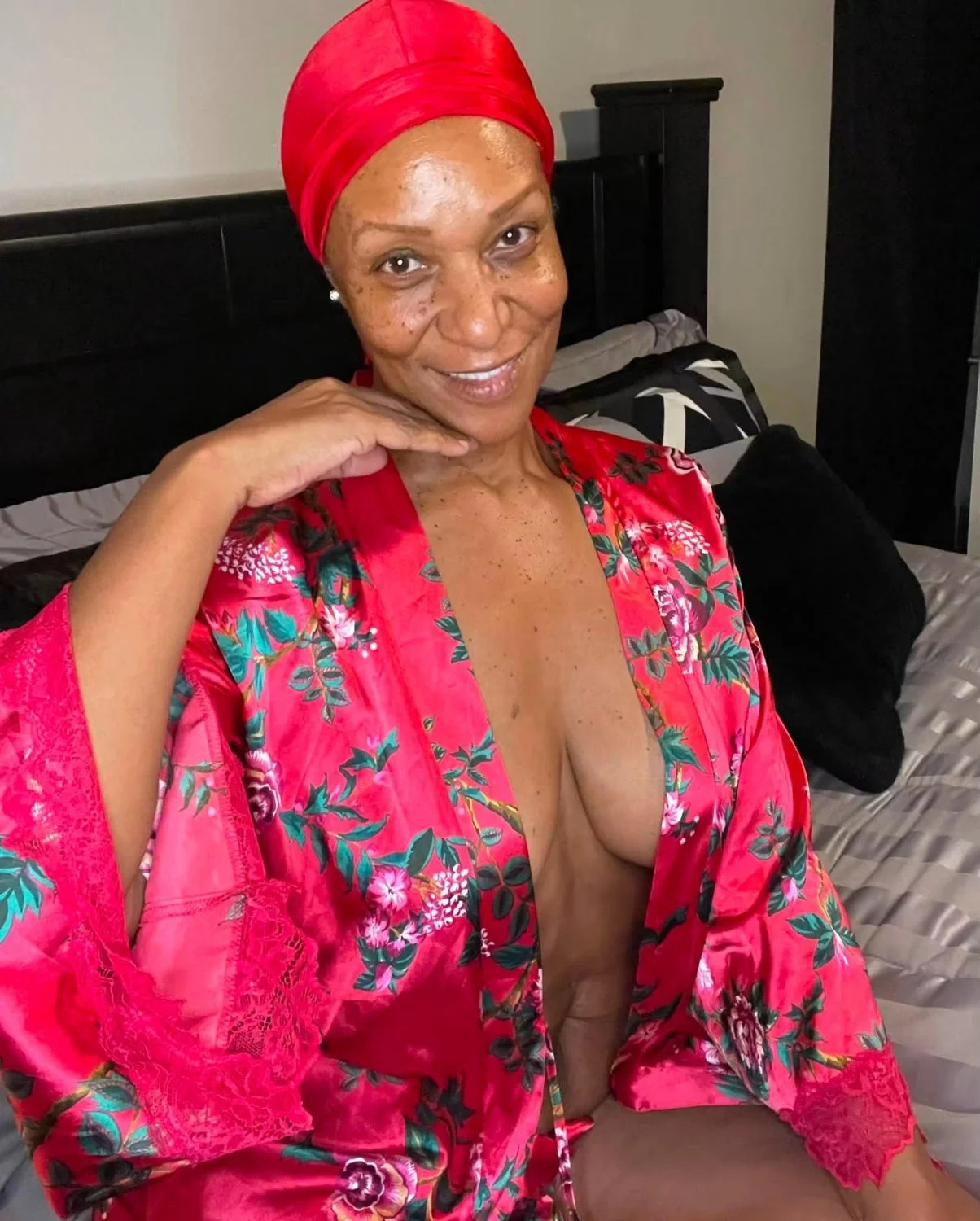 More Ebony Sandra image 5