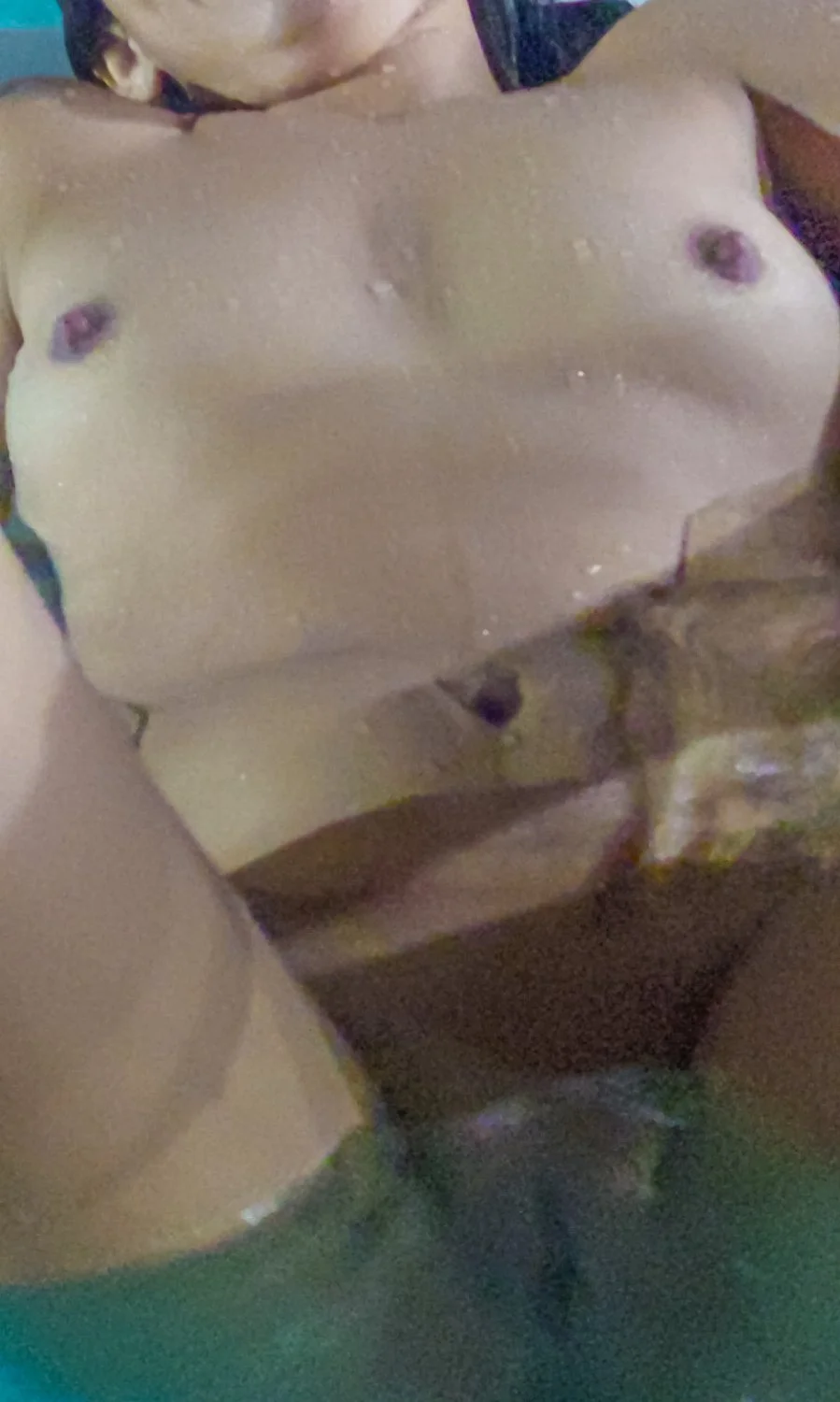 Esposa gostosa pelada na piscina image 11