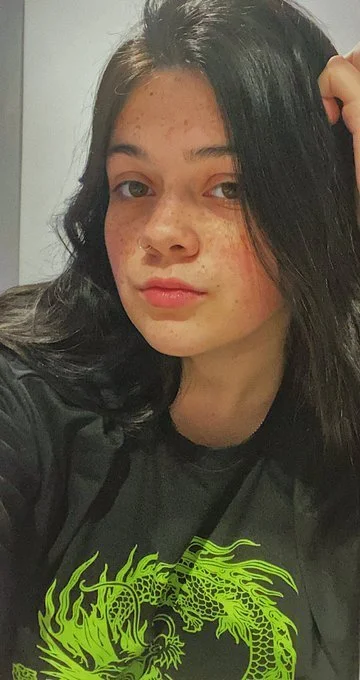Eduarda novinha boqueteira engolindo tudo e pedindo leite main image
