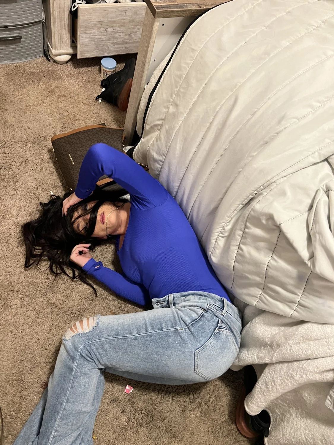Letting my friend fuck my gf when she passes out (Dm for more) main image