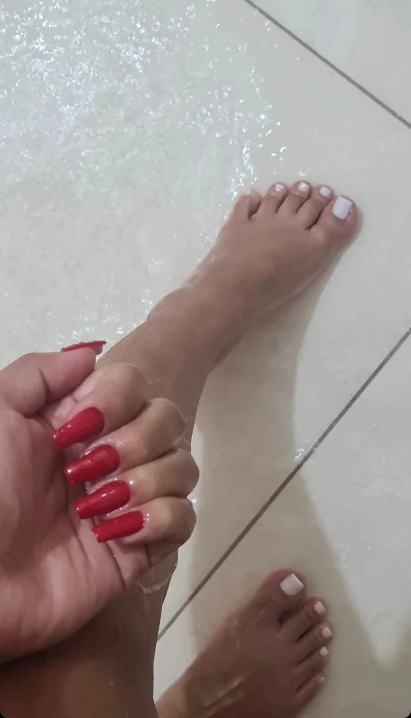 Pezinhos da gostosa da academia puta casada sempre manda fotos dos pes image 6
