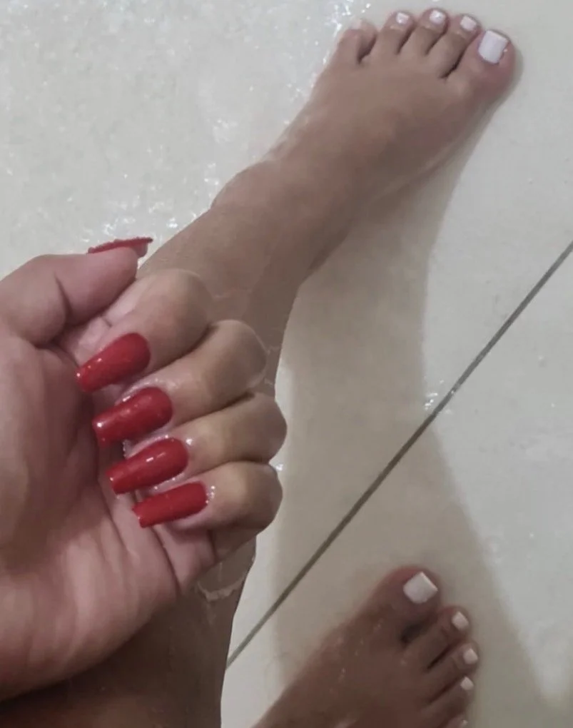 Pezinhos da gostosa da academia puta casada sempre manda fotos dos pes image 7