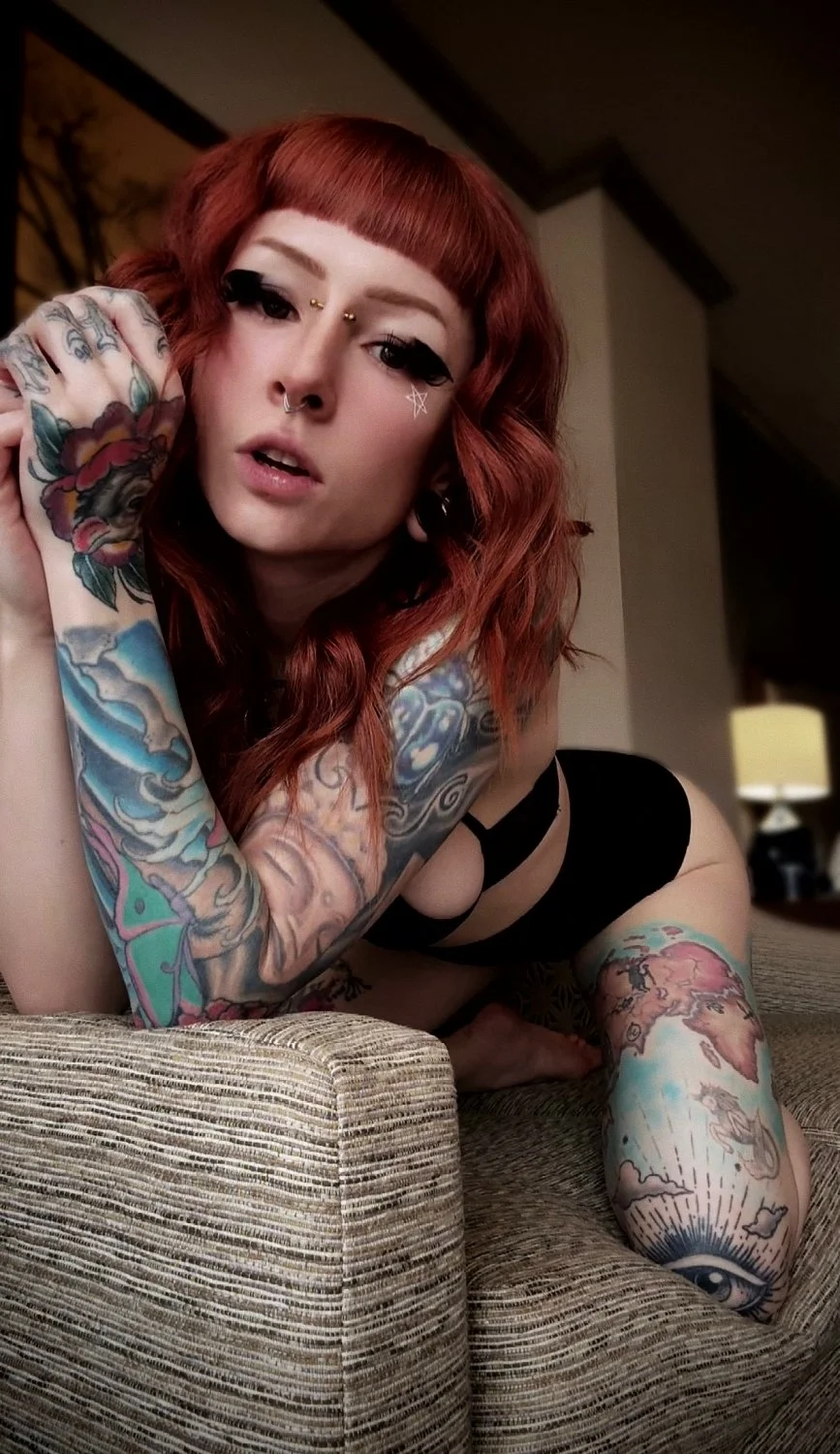 I need a submissive man who obeys and adores me main image