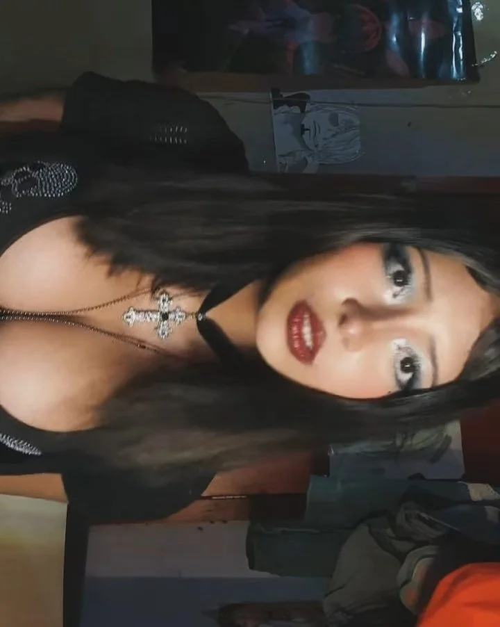 Morena adolescente tetona image 2