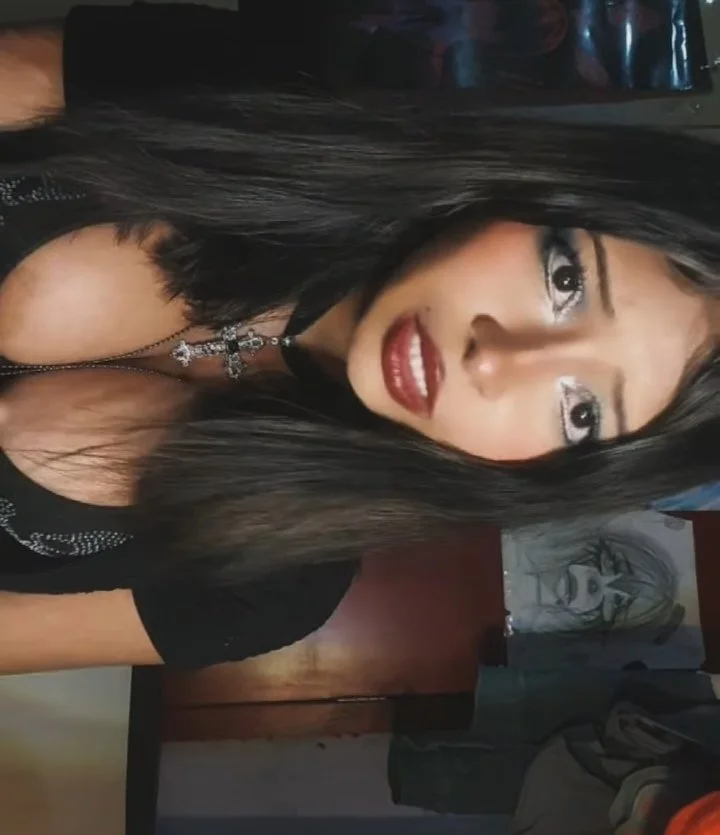 Morena adolescente tetona image 3