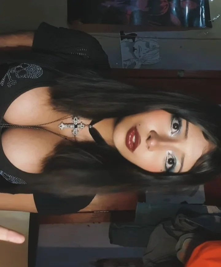 Morena adolescente tetona image 4