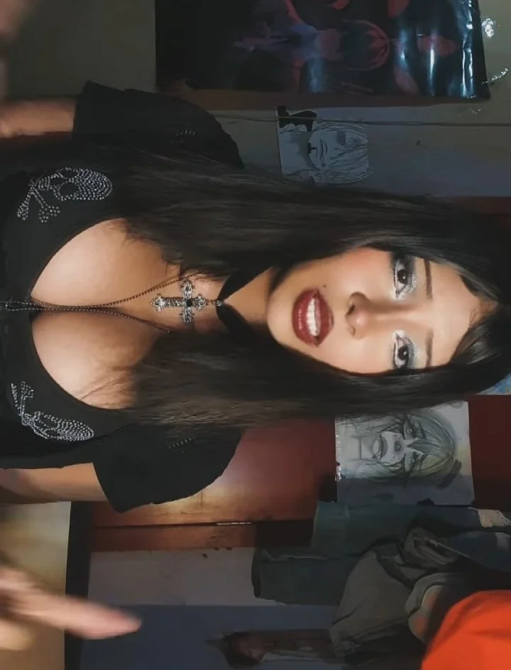 Morena adolescente tetona image 5