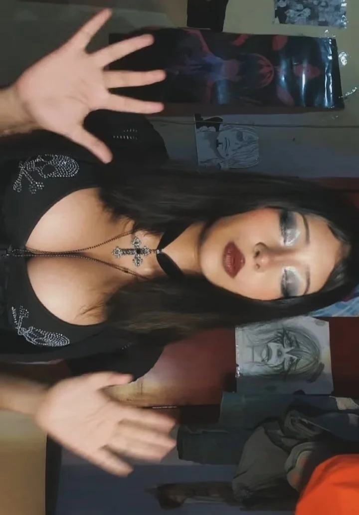 Morena adolescente tetona image 8