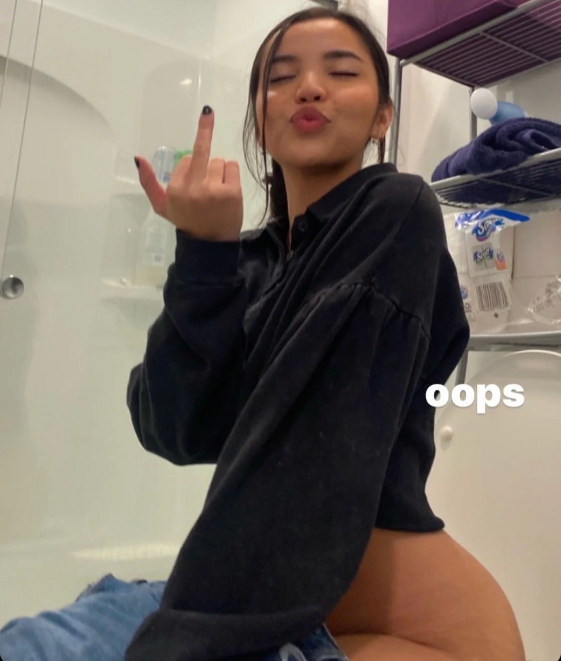 Emma loves sharing her sexy body part 1 image 13
