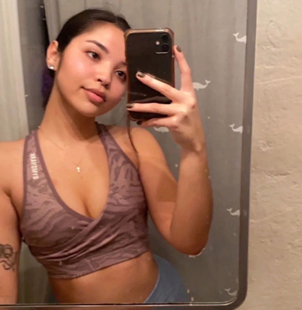 Emma loves sharing her sexy body part 1 image 16