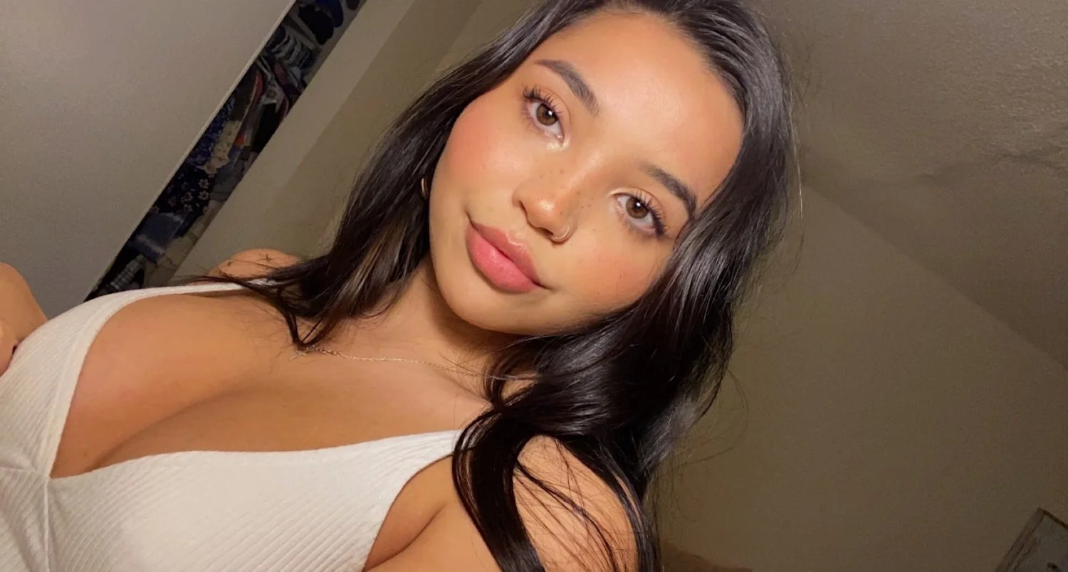 Emma loves sharing her sexy body part 1 image 47
