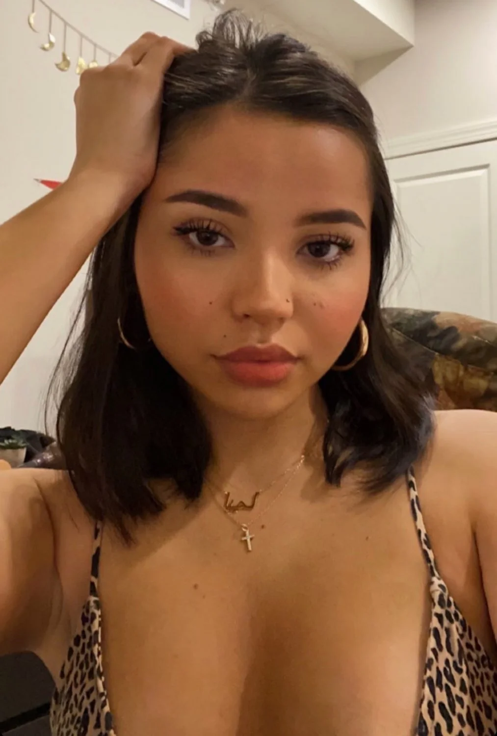 Emma loves sharing her sexy body part 1 image 5
