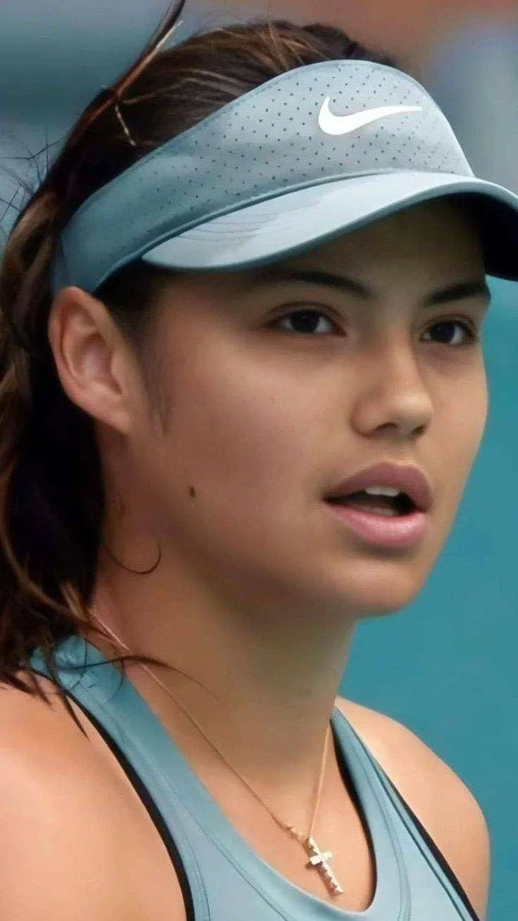 Sexy tennis player Emma Raducanu! image 16