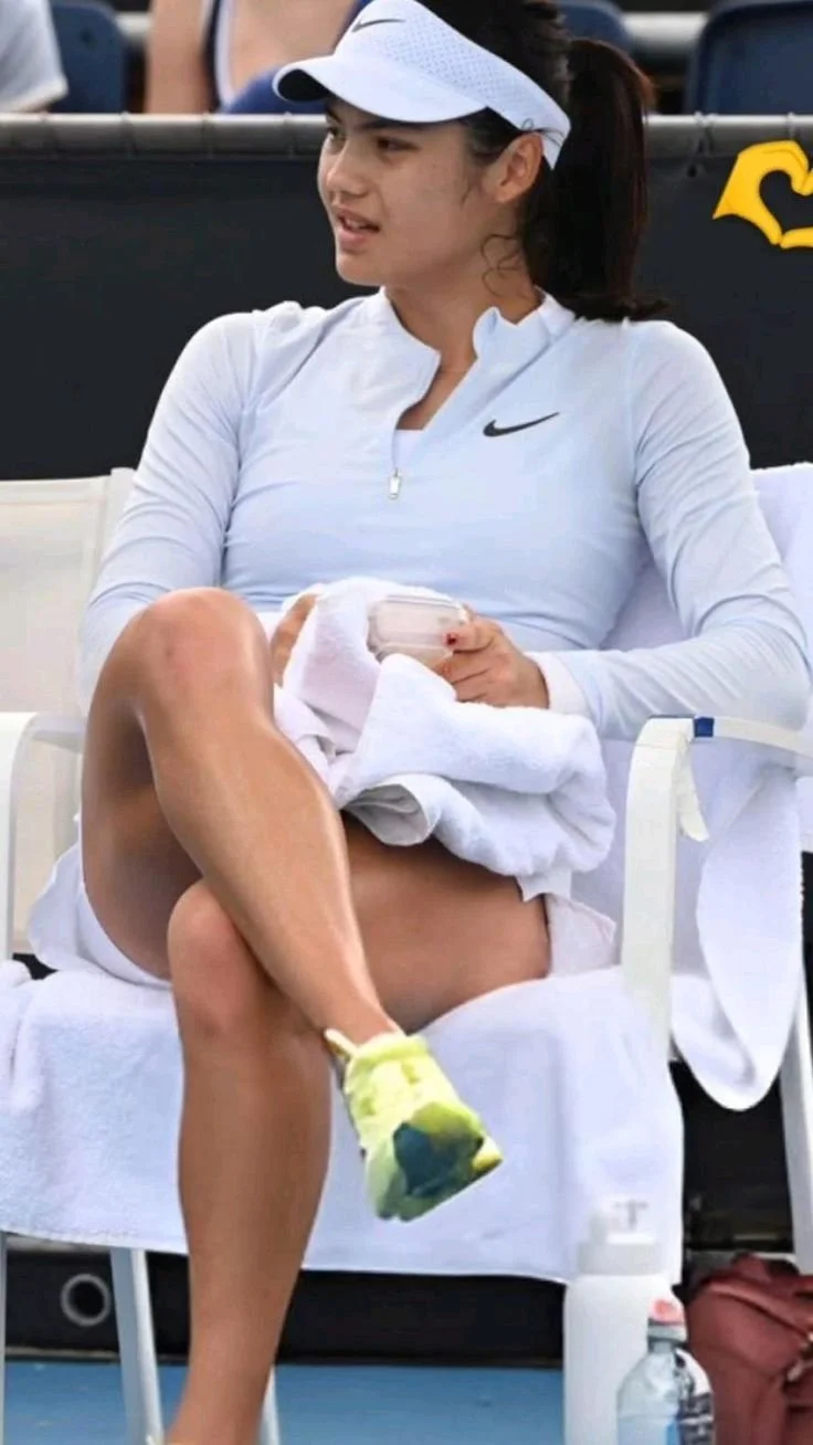 Sexy tennis player Emma Raducanu! image 21