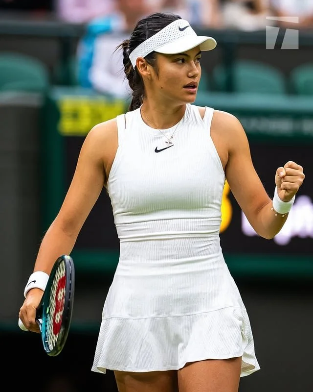 Sexy tennis player Emma Raducanu! image 7