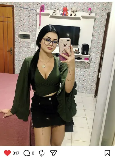 Minha ex se exibi para mim tirar foto dessa bunda deliciosa. Comi o cuzinho dela essa noite. cover image