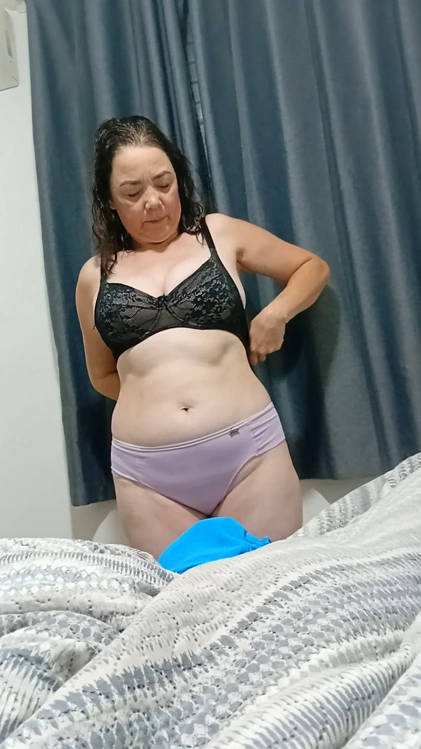 Brazilian big tit milf Amanda image 35