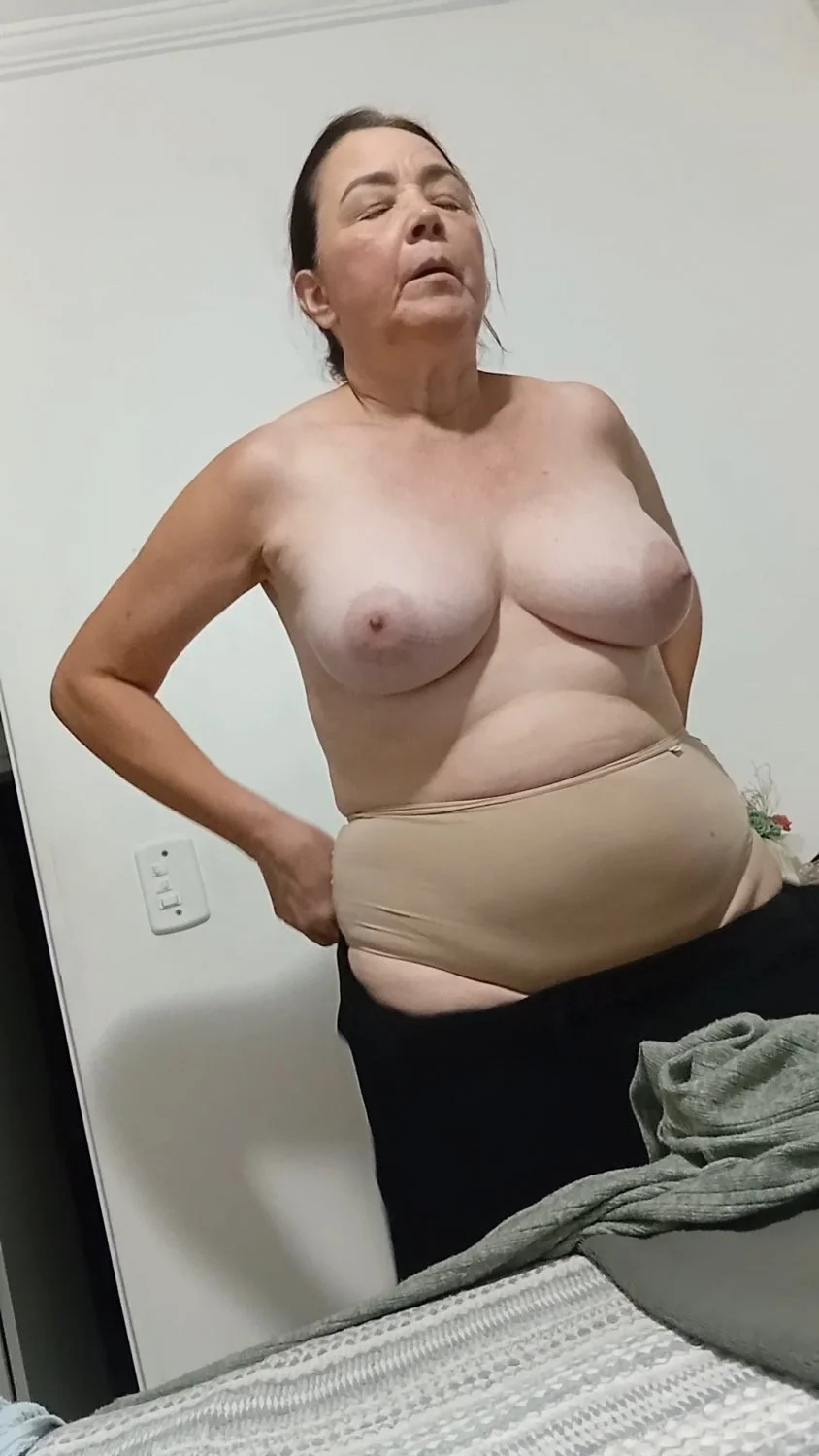 Brazilian big tit milf Amanda image 39