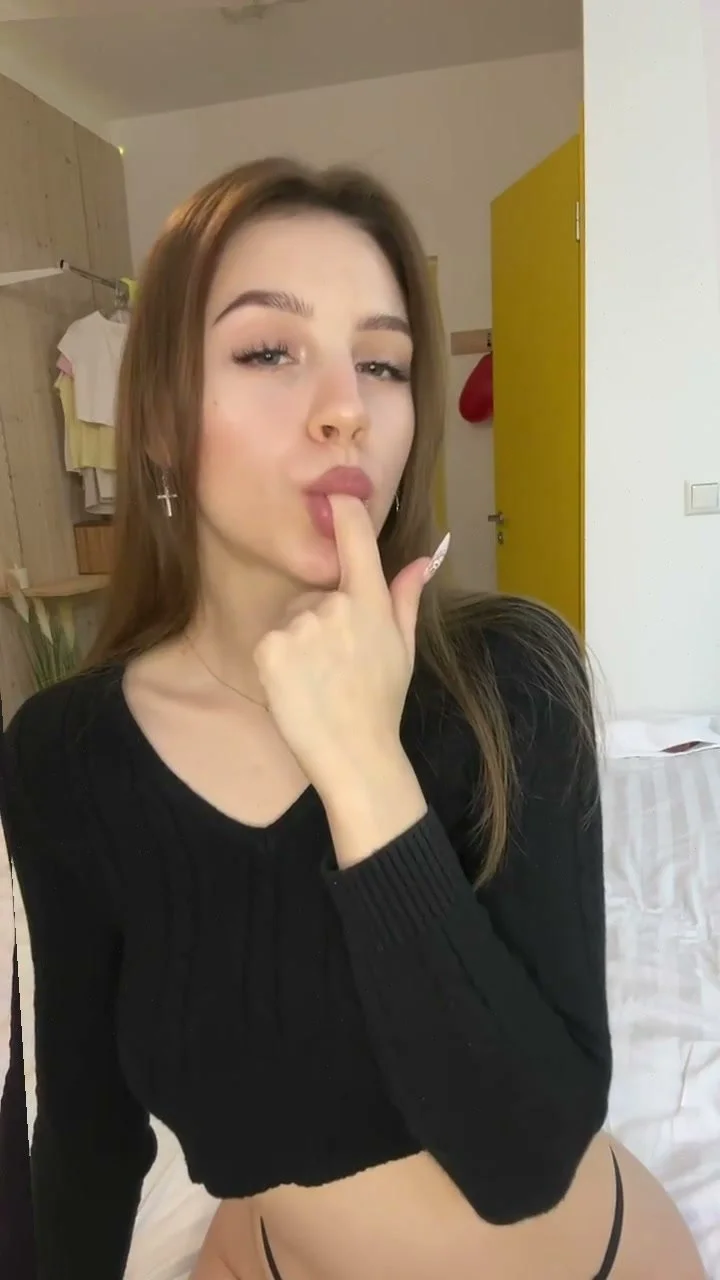 🔞 wild tight ass nude slut teasing dripping 😈💦 See OF image 5
