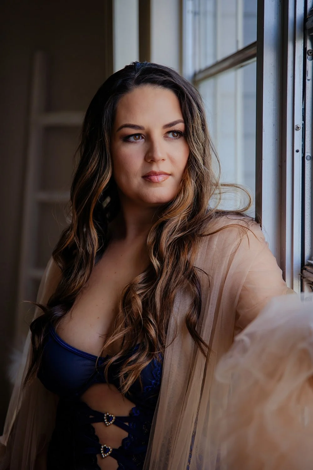 Chubby brunette wife boudoir image 8