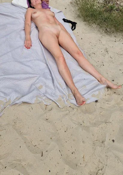 Cucks wife on the beach. She likes to show her body image 3