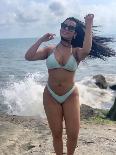 Deliciosa, essa deve fazer muitos machos gozar com essa bunda cover image
