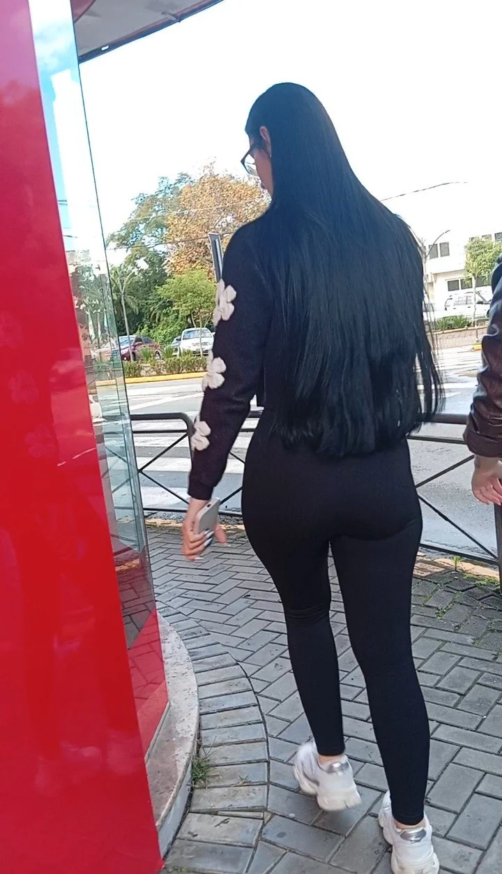 Flagra da morena deliciosa andando na rua part.2 image 2