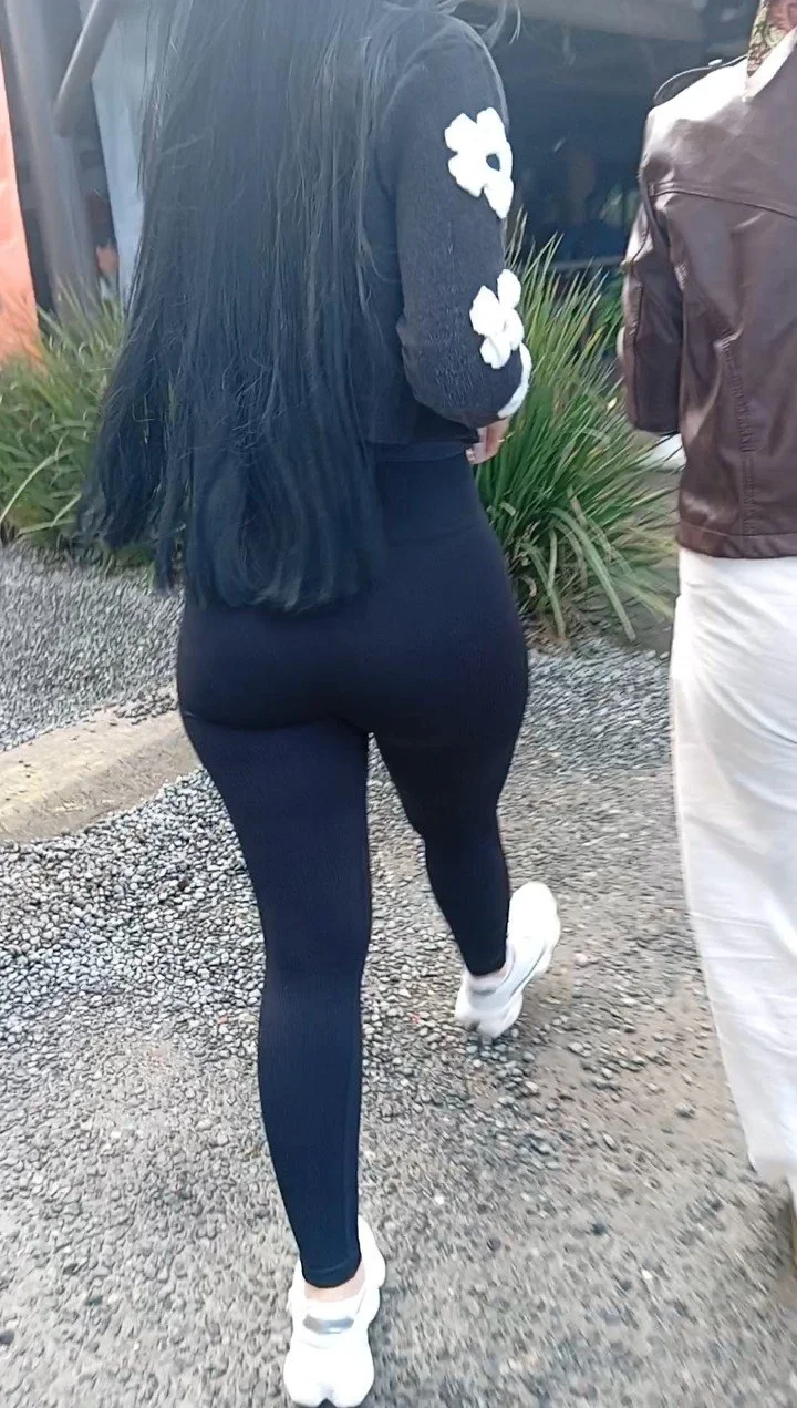 Flagra da morena deliciosa andando na rua part.2 image 5