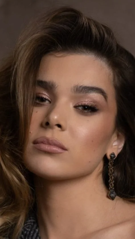 Hailee Steinfeld face card image 6