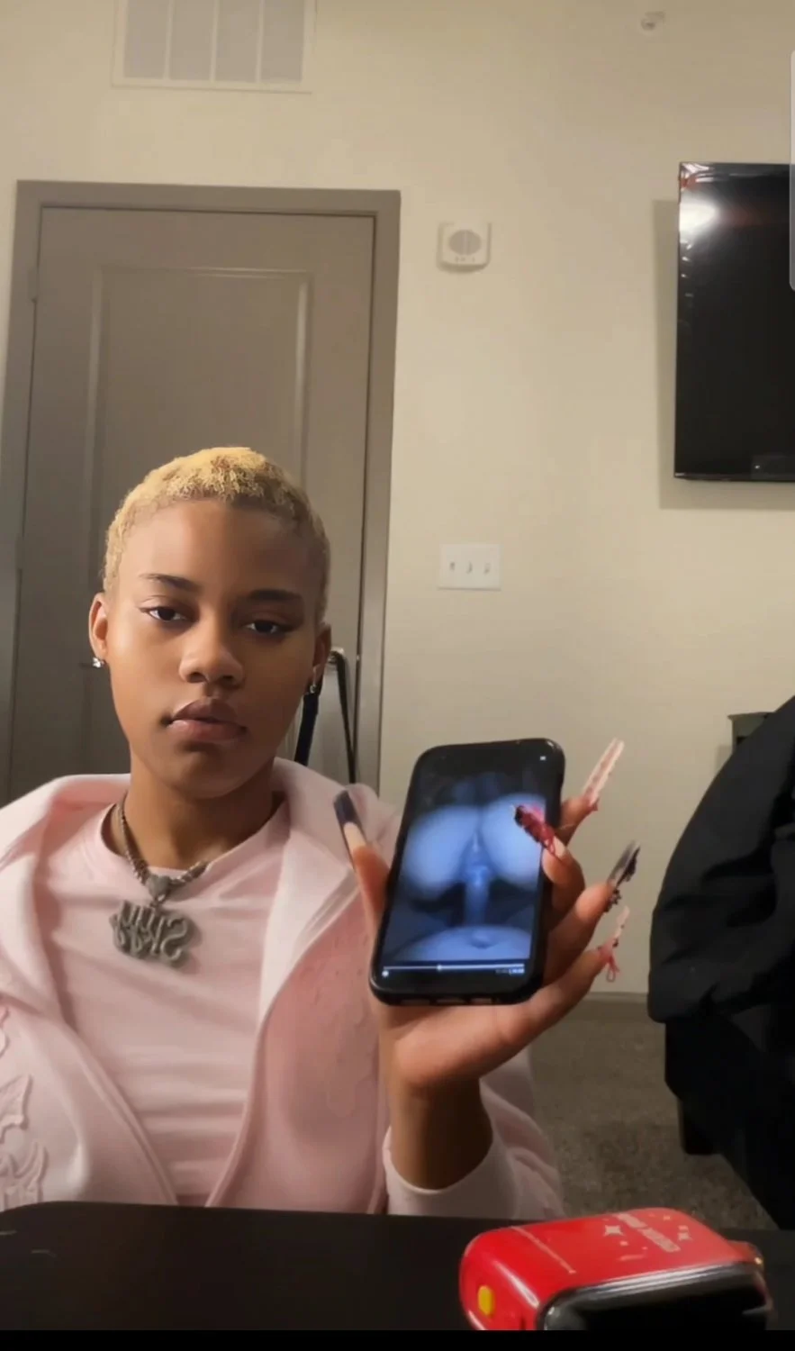 Thot showing her sextapes and twerking Ass image 3