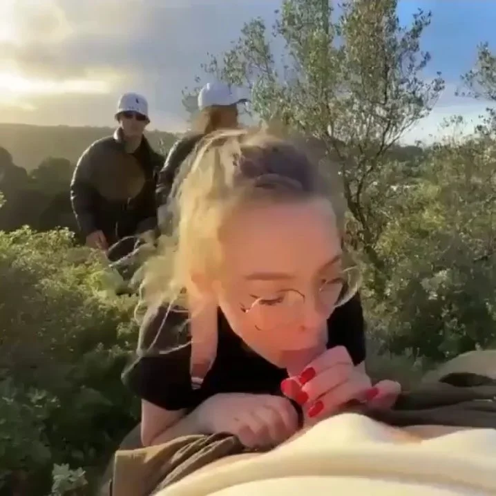 Boquete em público | blowjob in public main image