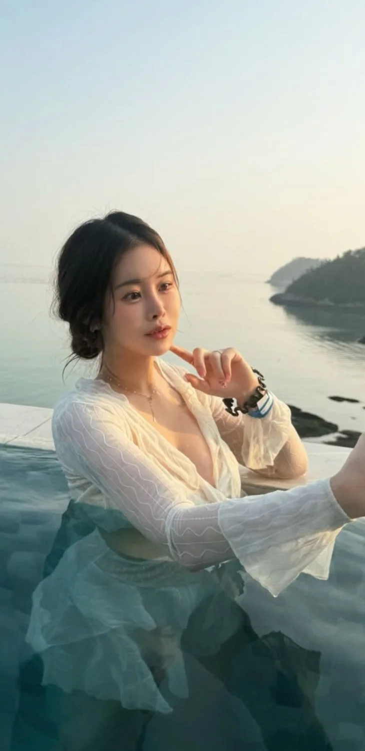 korean 조진솔 bikini image 3