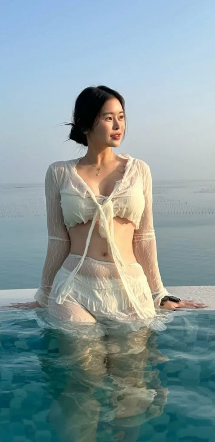 korean 조진솔 bikini image 9