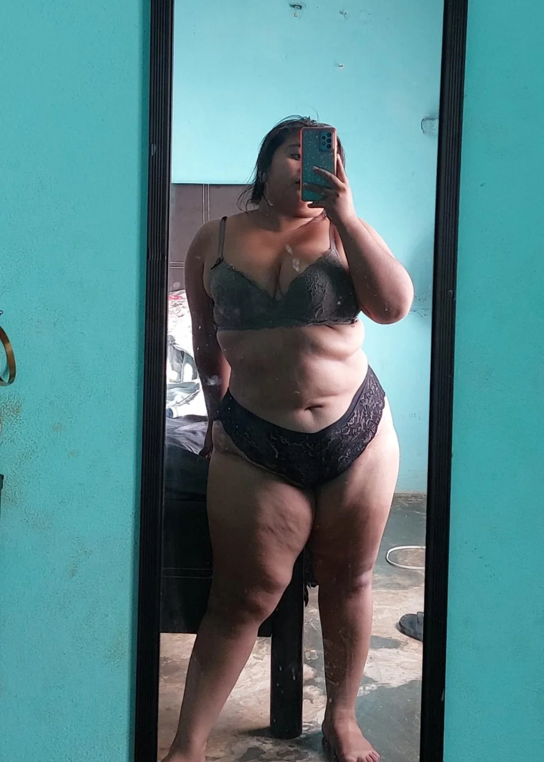 Hermosa gordita montando image 2