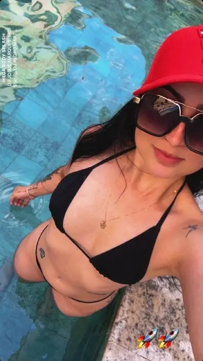 Morena novinha gostosa caiu na net! puta magrinha e rabuda vazou sentando na rola cover image