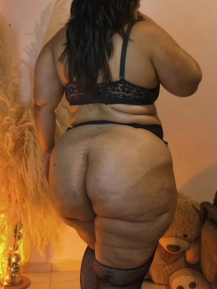 Curvy Latina Milf image 5