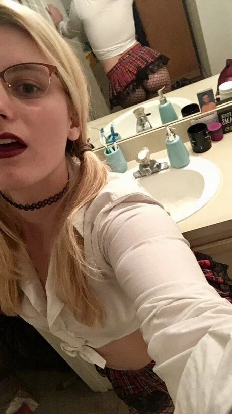 Liz image 8