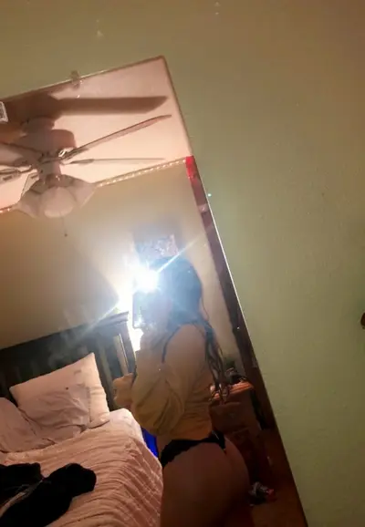 🍑📱 Booty Selfie cover image