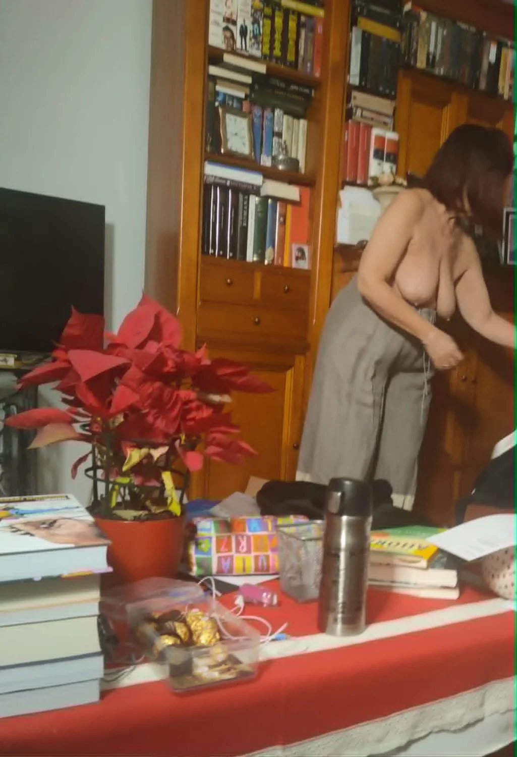 Madura española desnuda cambiandose de ropa image 6