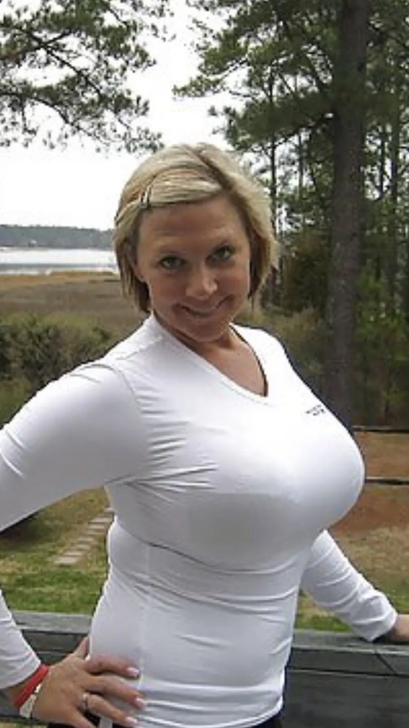 Worlds hottest and most sturdiest MILF. Those new gigantic calcium cannons🔥🔥🤤🤤 image 2