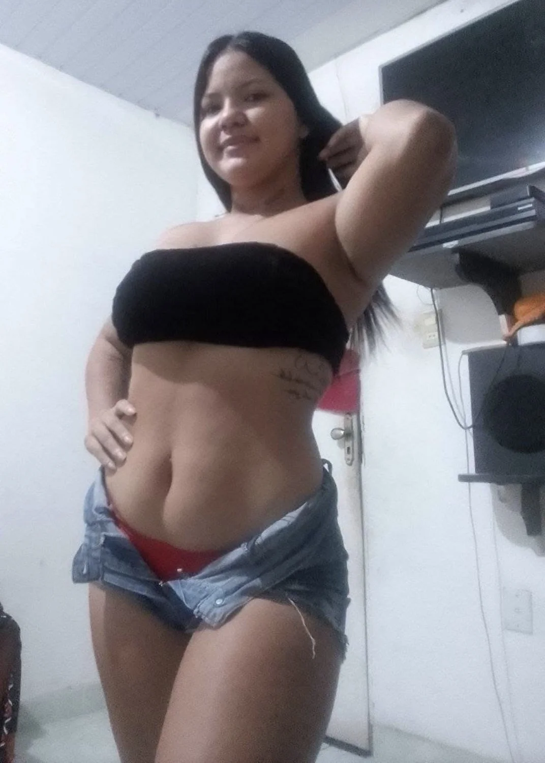 Tia gostosa putona do seguidor vazada. O que vocês fariam com essa puta safada?😈 image 4