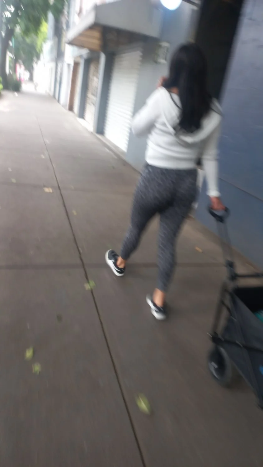 Siguiendo a pendeja culona en ricos leggings (real street flashing) image 1