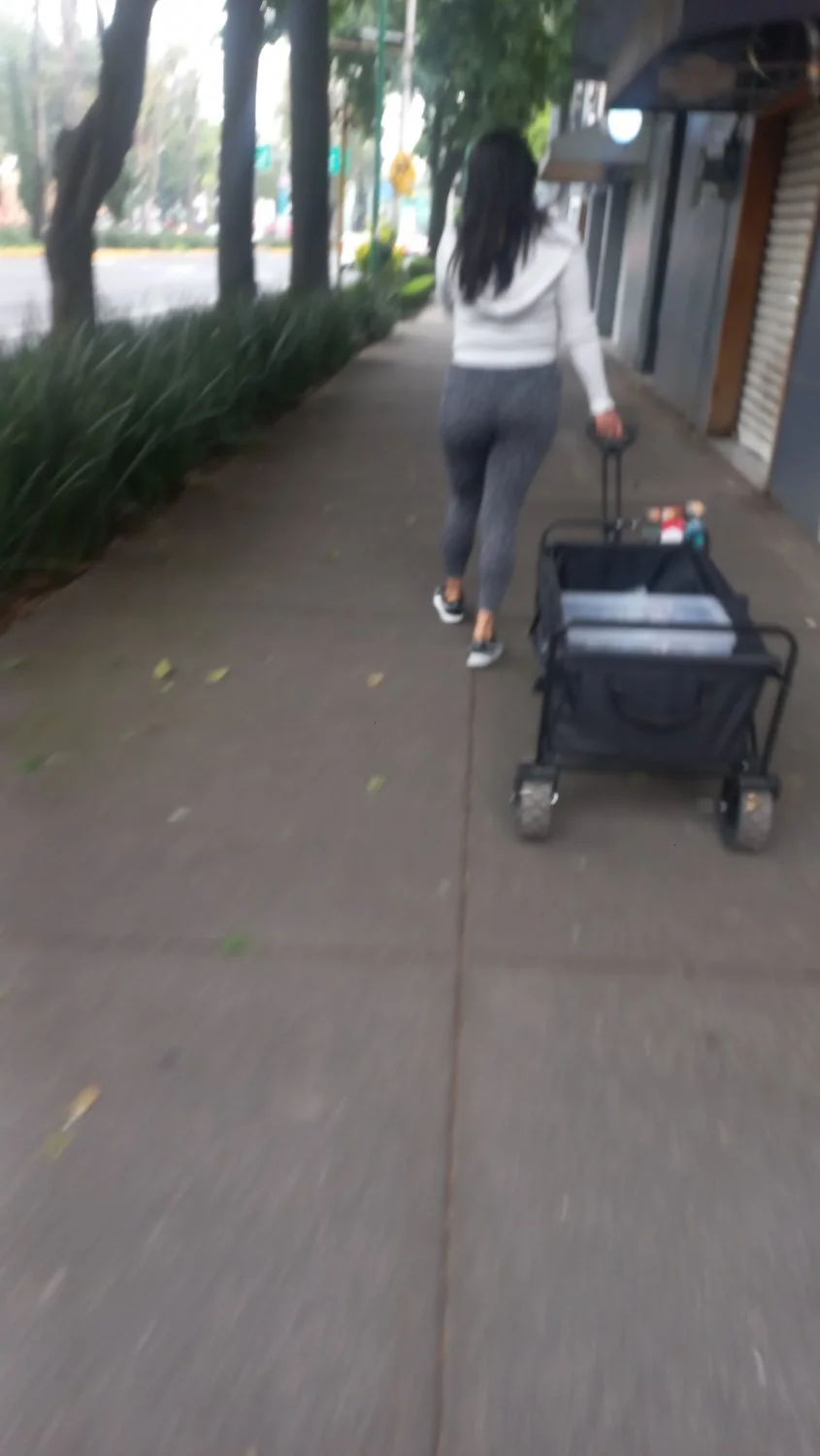 Siguiendo a pendeja culona en ricos leggings (real street flashing) image 3